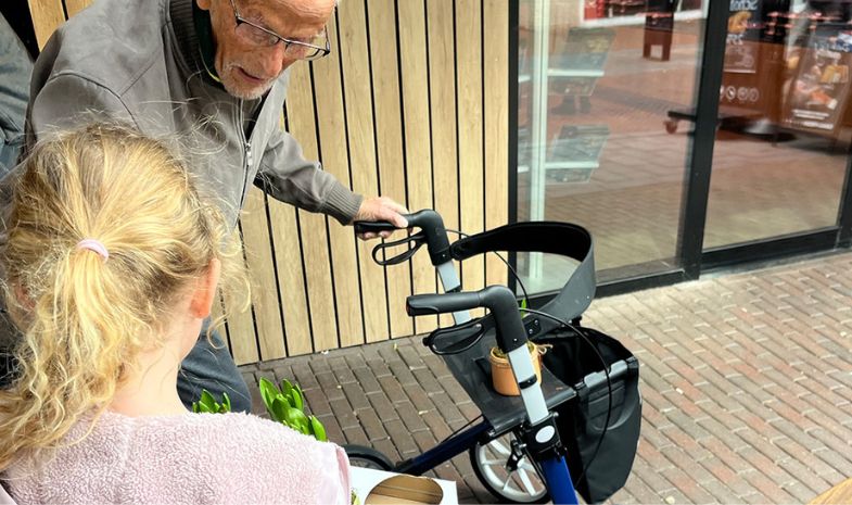 Een bloem, een glimlach en een moment van verbinding